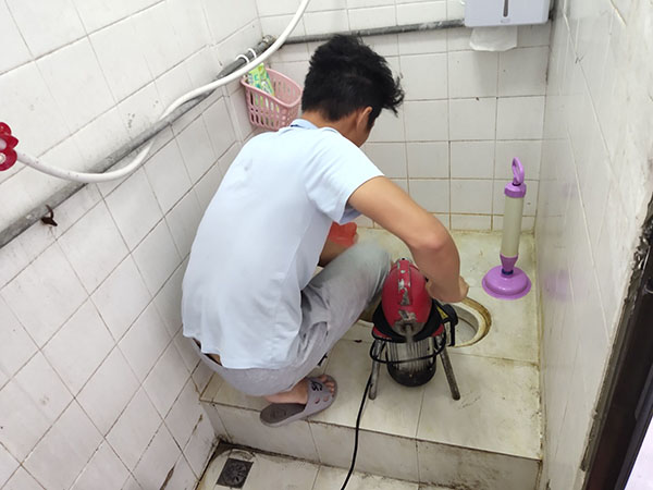 什玲镇肥皂掉到马桶里把马桶堵住了怎么办？马桶堵住了怎么办
